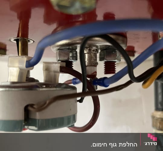 חיבורים חשמליים וצינורות בדוד שמש